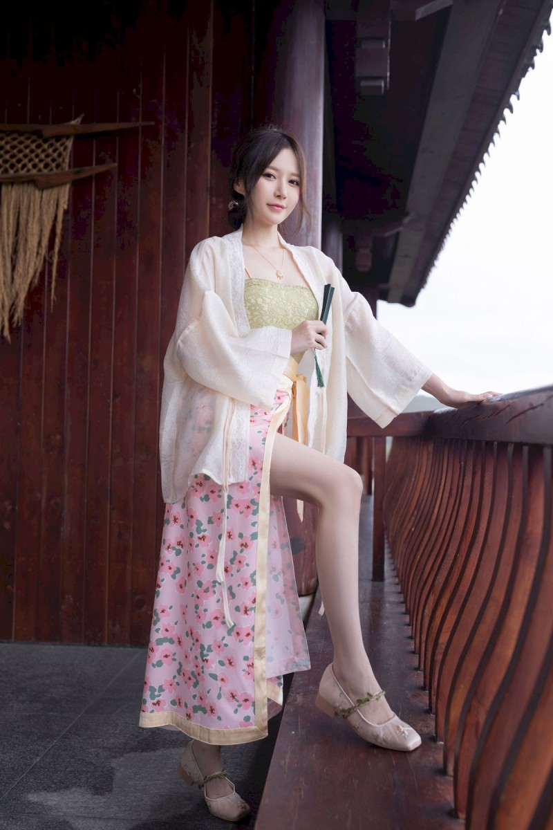 网络美女鱼子酱Fish紫色吊带长裙修长美腿居家私房写真-绅士社