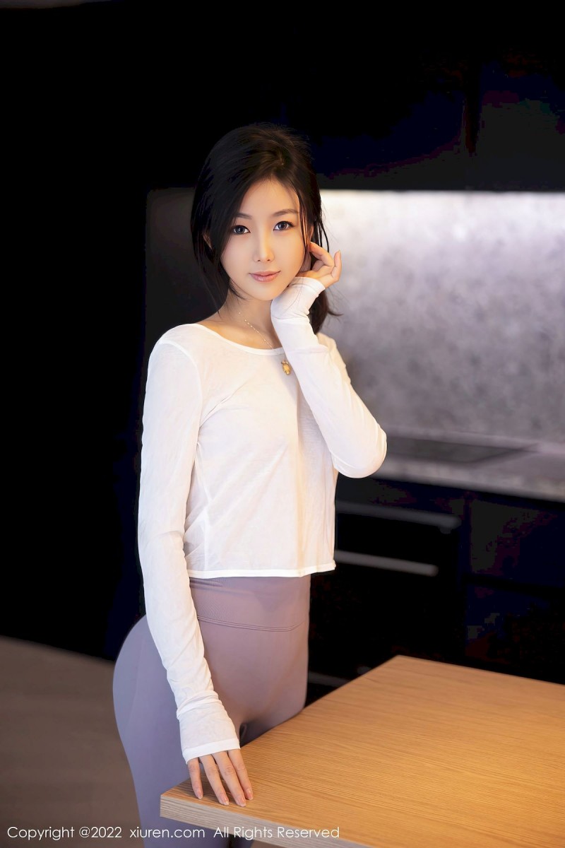 秀人网新人嫩模苏苏阿白色上衣搭配灰色瑜伽裤首套写真-绅士社