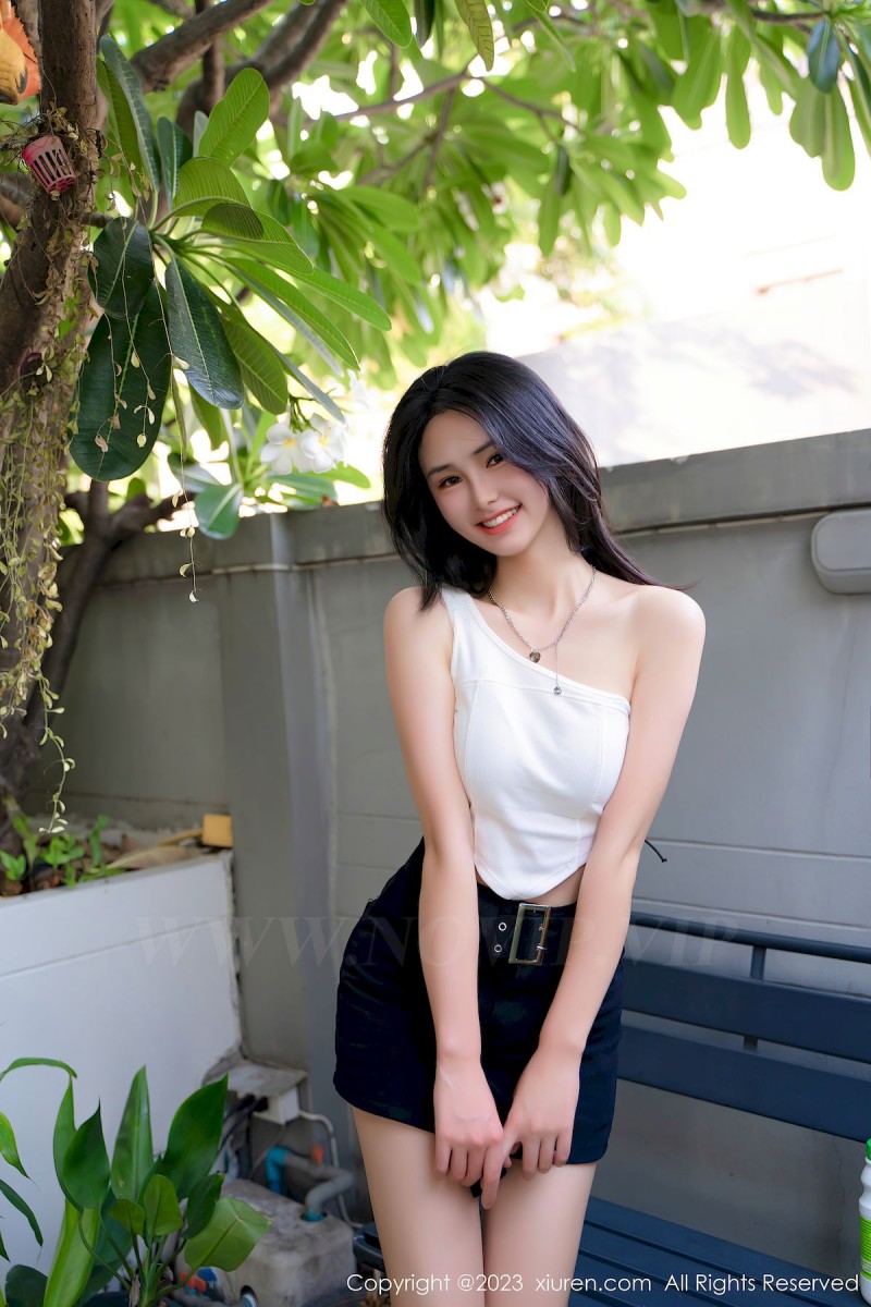 秀人网美女模特艾希儿白色上衣搭配黑色短裤性感写真-绅士社