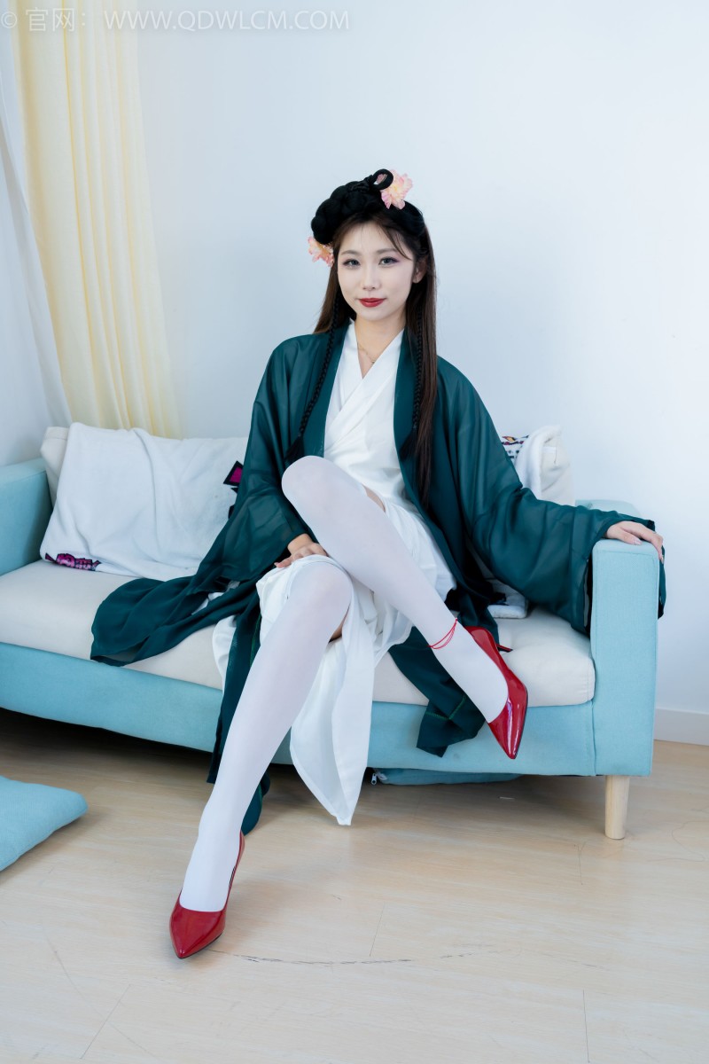 物恋传媒顶级少妇泡泡素色服饰白丝美腿性感写真-绅士社