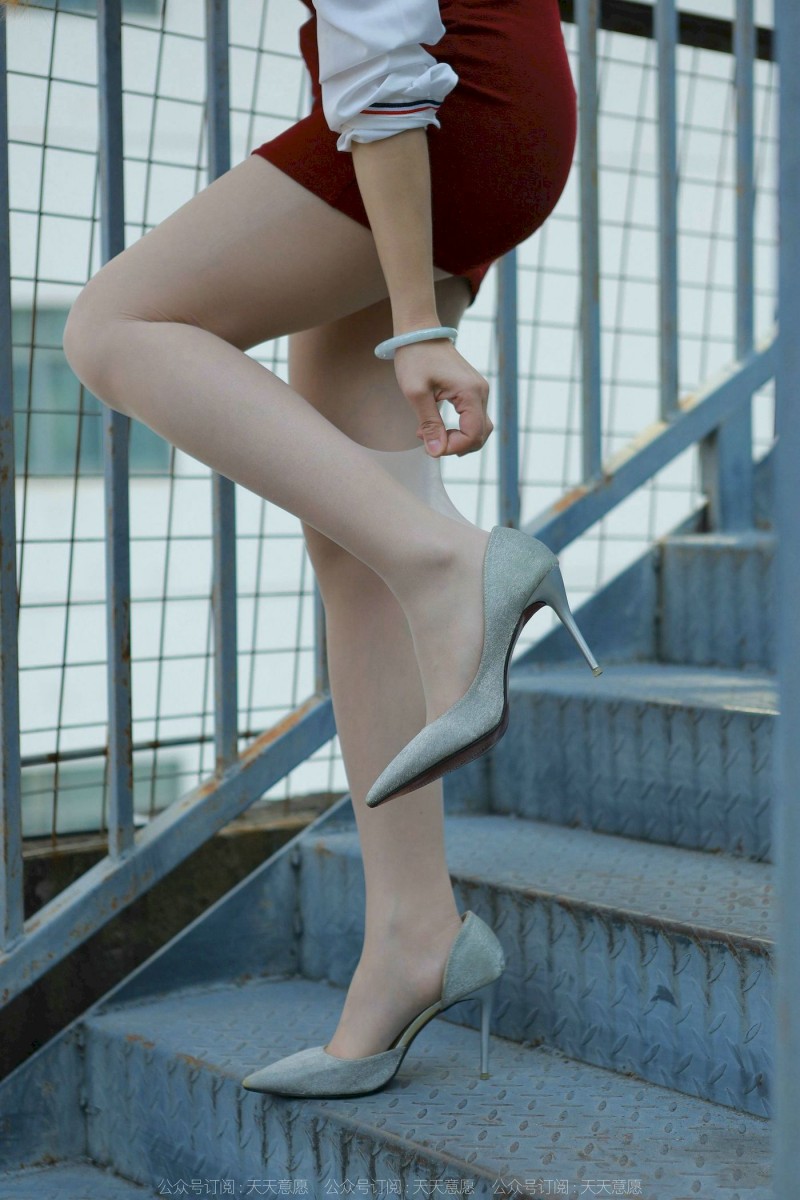 IESS异思趣向模特小婕白色上衣红色包臀裙户外街拍-绅士社