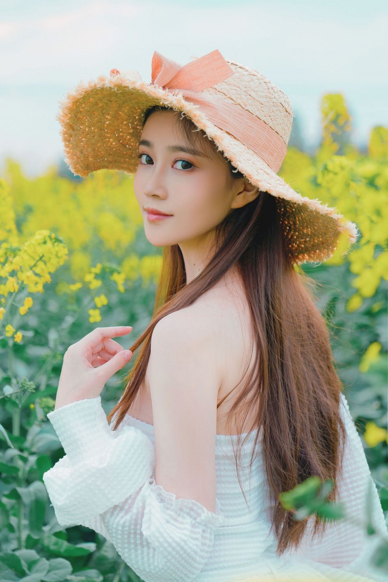 油菜花田女孩Nnian露肩白裙+戴着草帽户外写真-绅士社