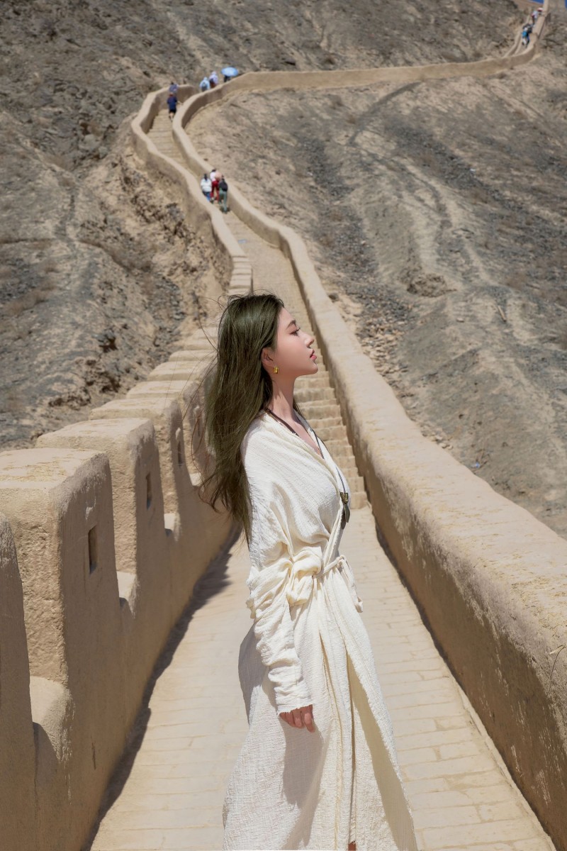 户外女神Nnian米色复古文艺范川西长城旅游写真-绅士社