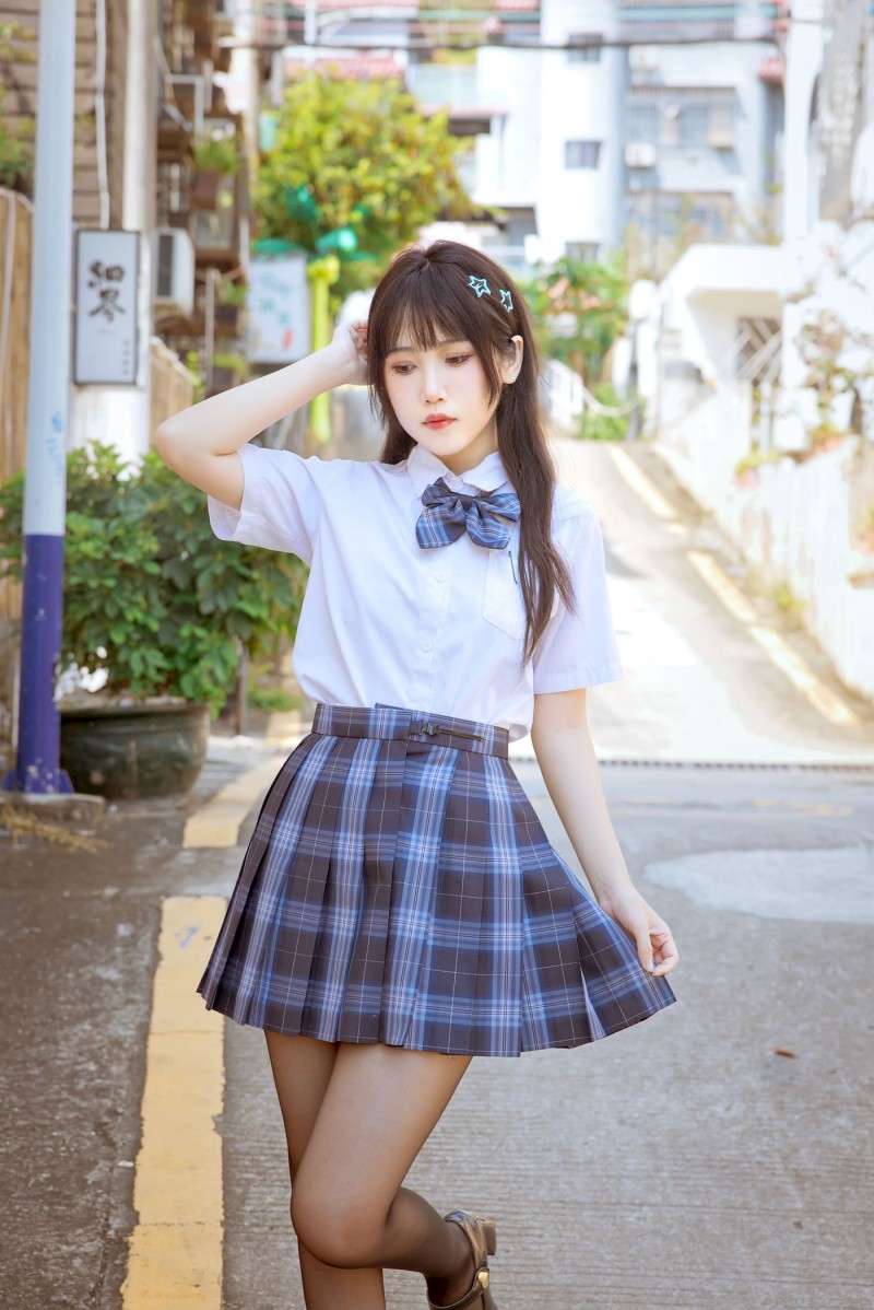 不呆猫身穿学生装JK制服搭配黑丝美腿妩媚写真-绅士社