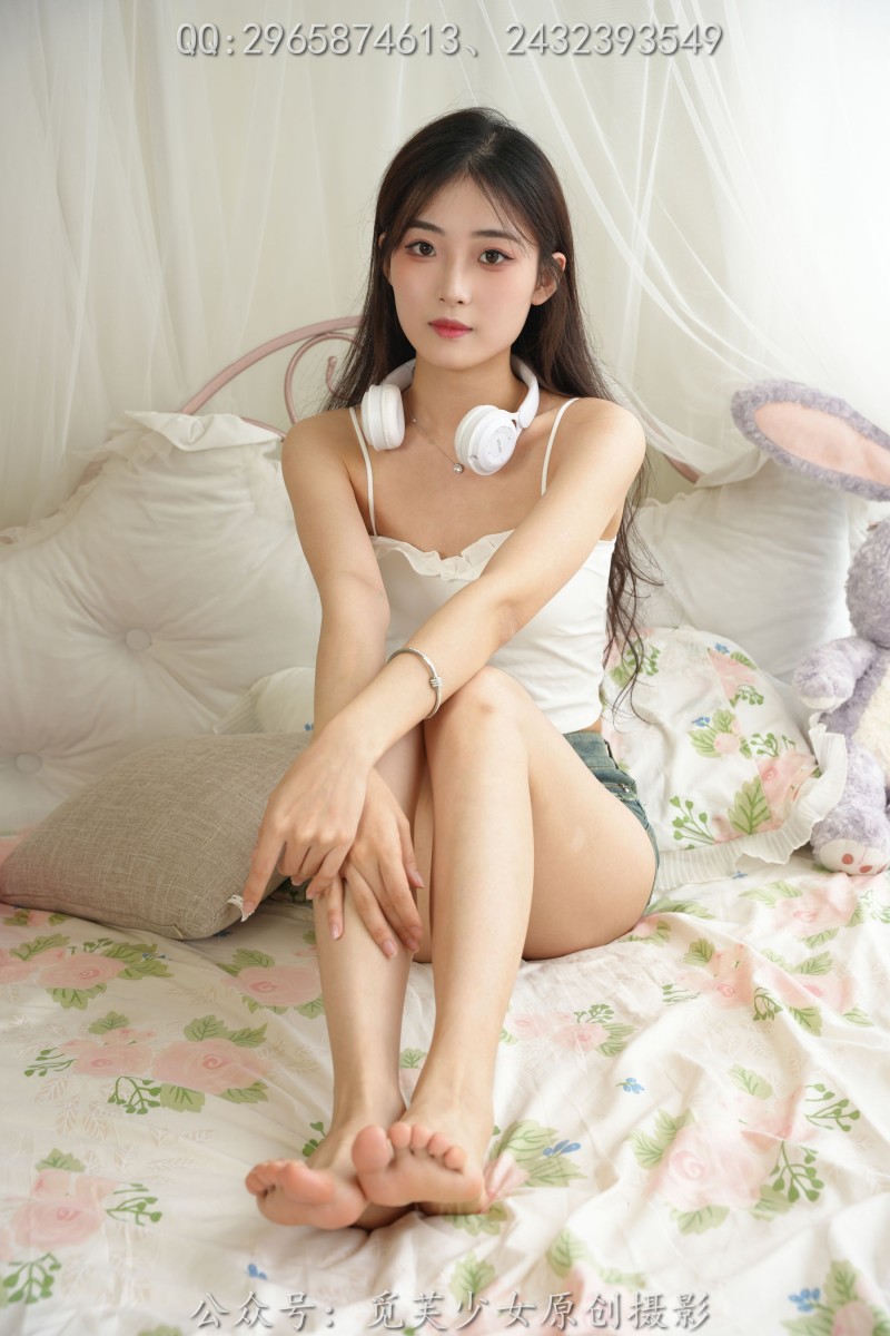 觅芙少女模特晓晓白色上衣+牛仔短裤冷艳写真-绅士社